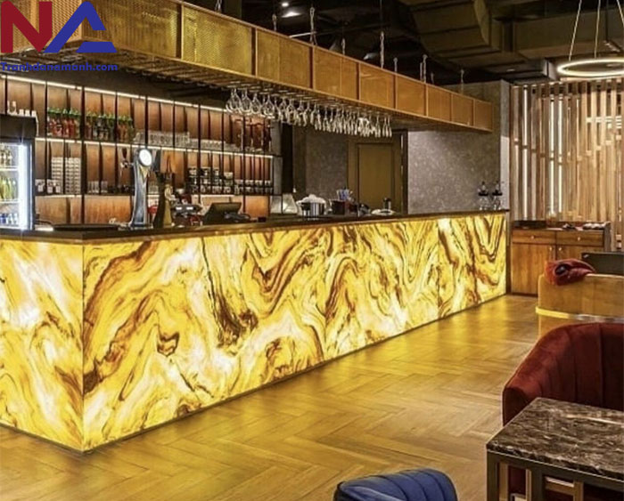 Làm quầy lễ tân hoặc quầy bar