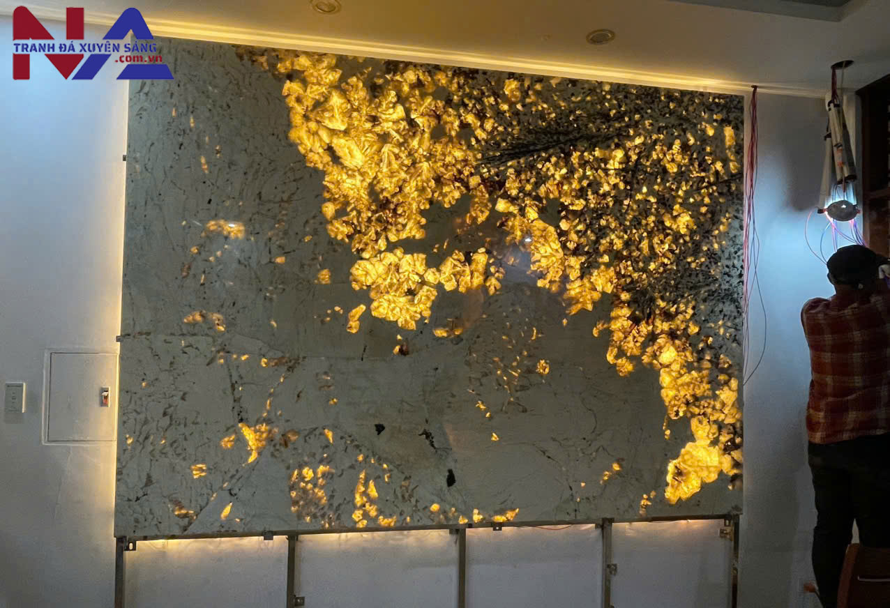 Công trình tranh đá thạch anh xuyên sáng ốp vách Sofa phòng khách