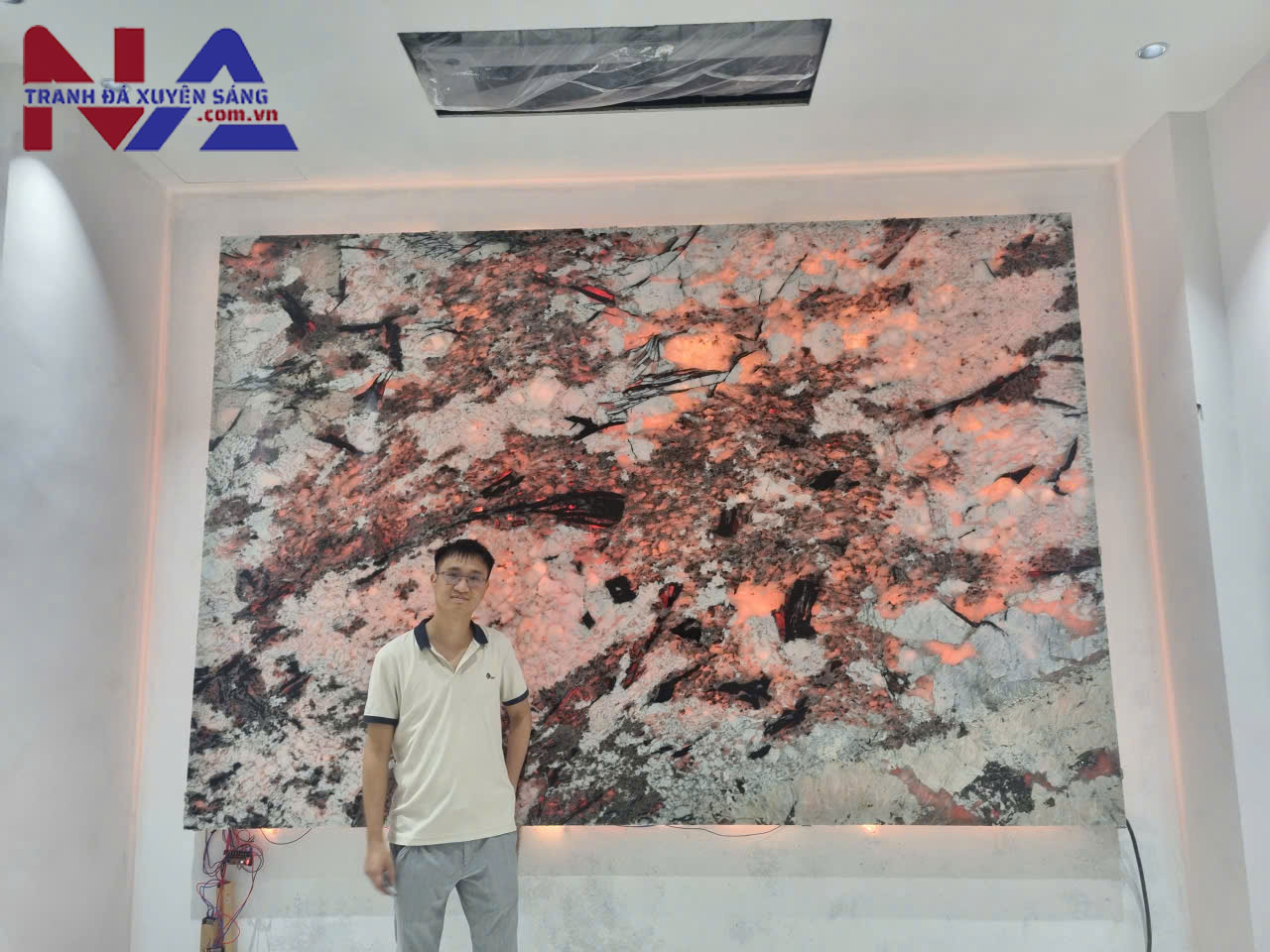 Hoàn thiện lắp đặt bức tranh đá thạch anh xuyên sáng tại Hà Đông – Hà Nội